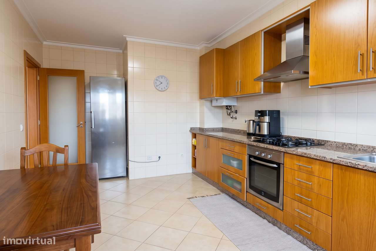Apartamento T3 com Suíte, Elevador e Garagem em Oliveira do Bairro-1