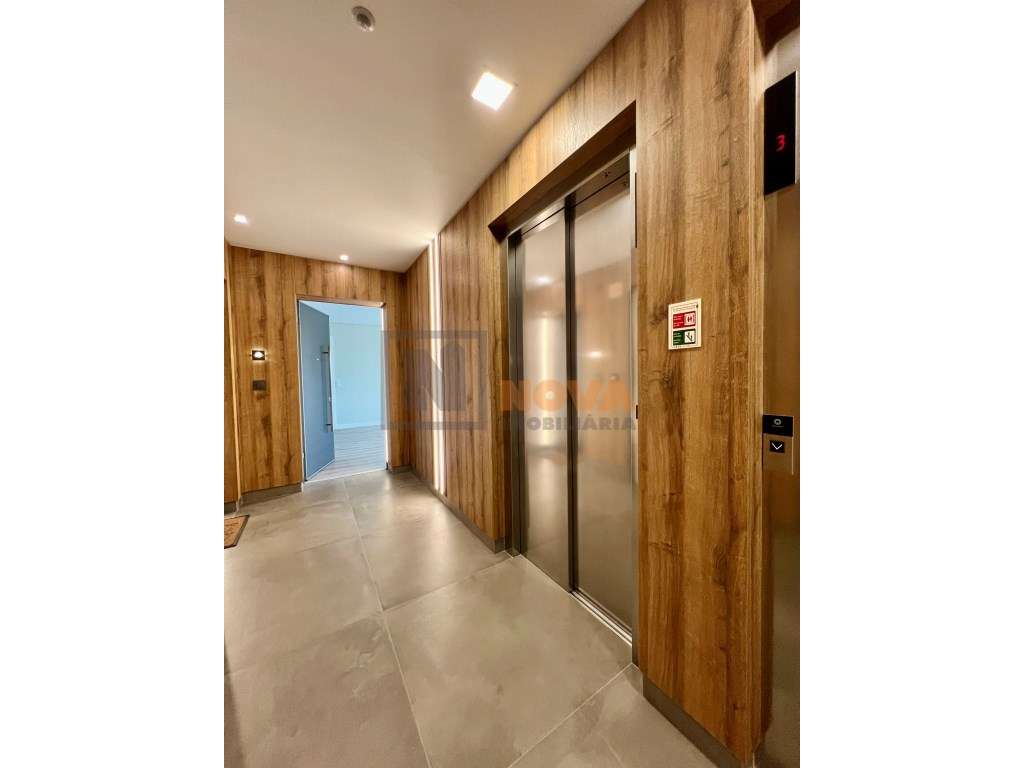 Apartamento T3 com Box para 3 Carros em Condomínio Privado com Piscina-2