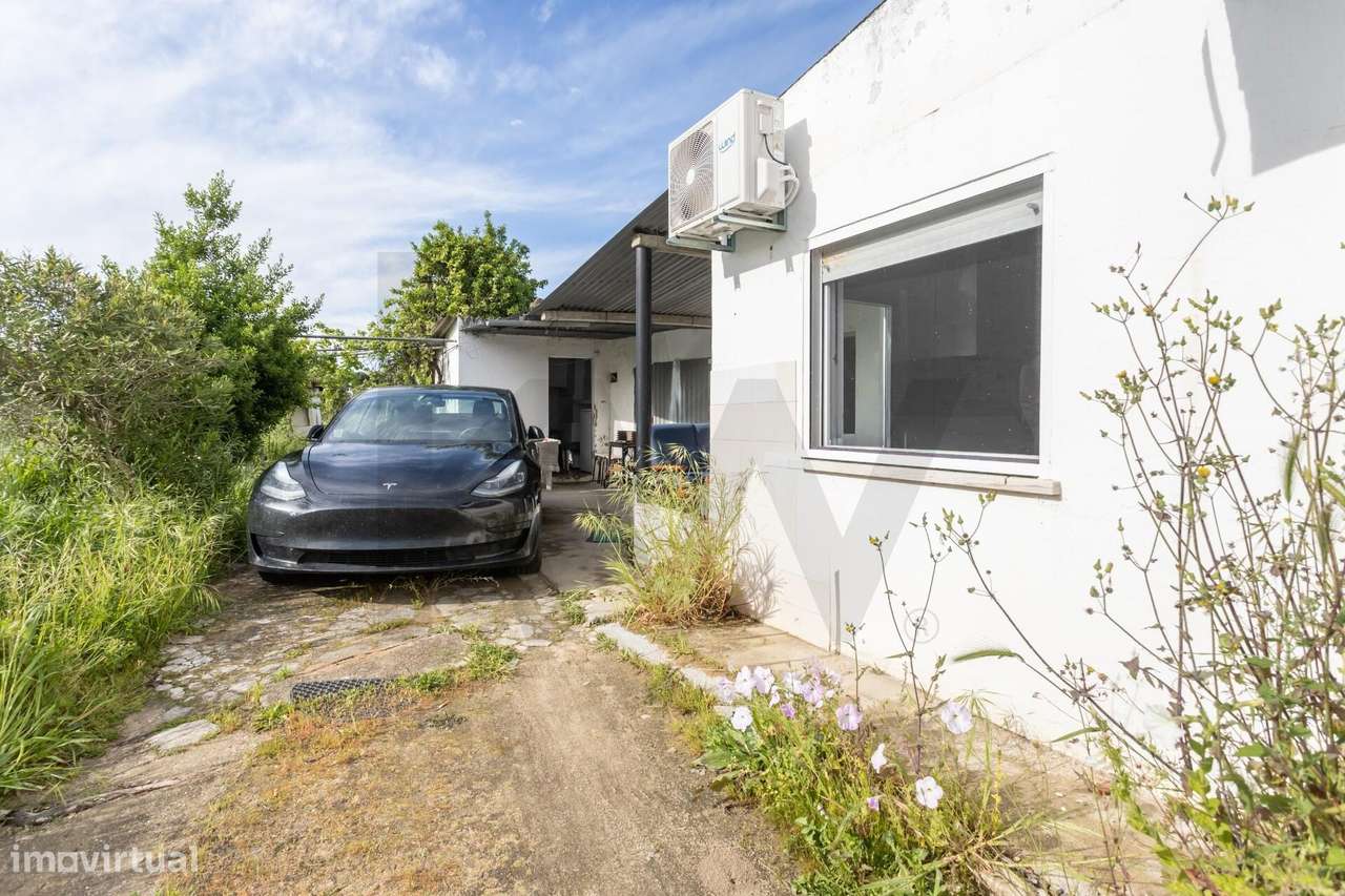 Moradia T2  com Garagem  e anexos inserida num lote de 1500 m2 de ter-41