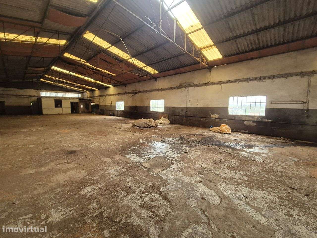 Moradia com Armazem em Santa Maria da Feira-16