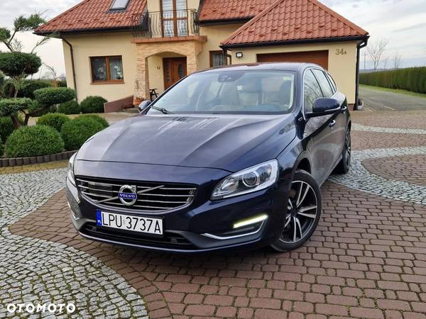 Volvo V60 D6 AWD Plug-in Hybrid Momentum - 2