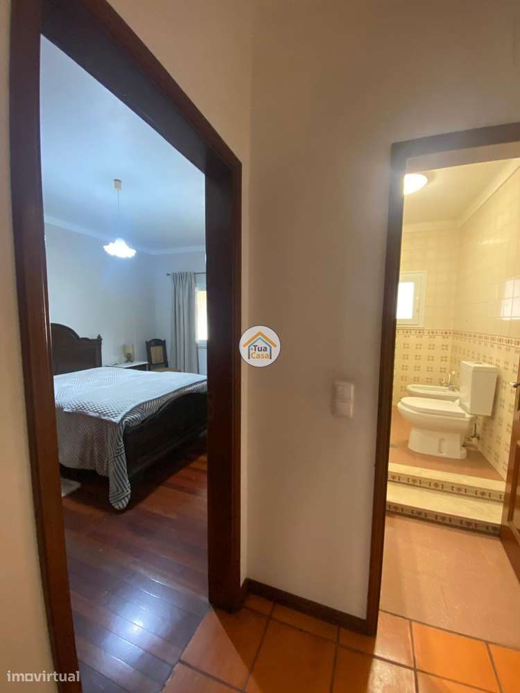 Moradia Geminada  de um dos lados do outro tem entarada e jardim em to-12