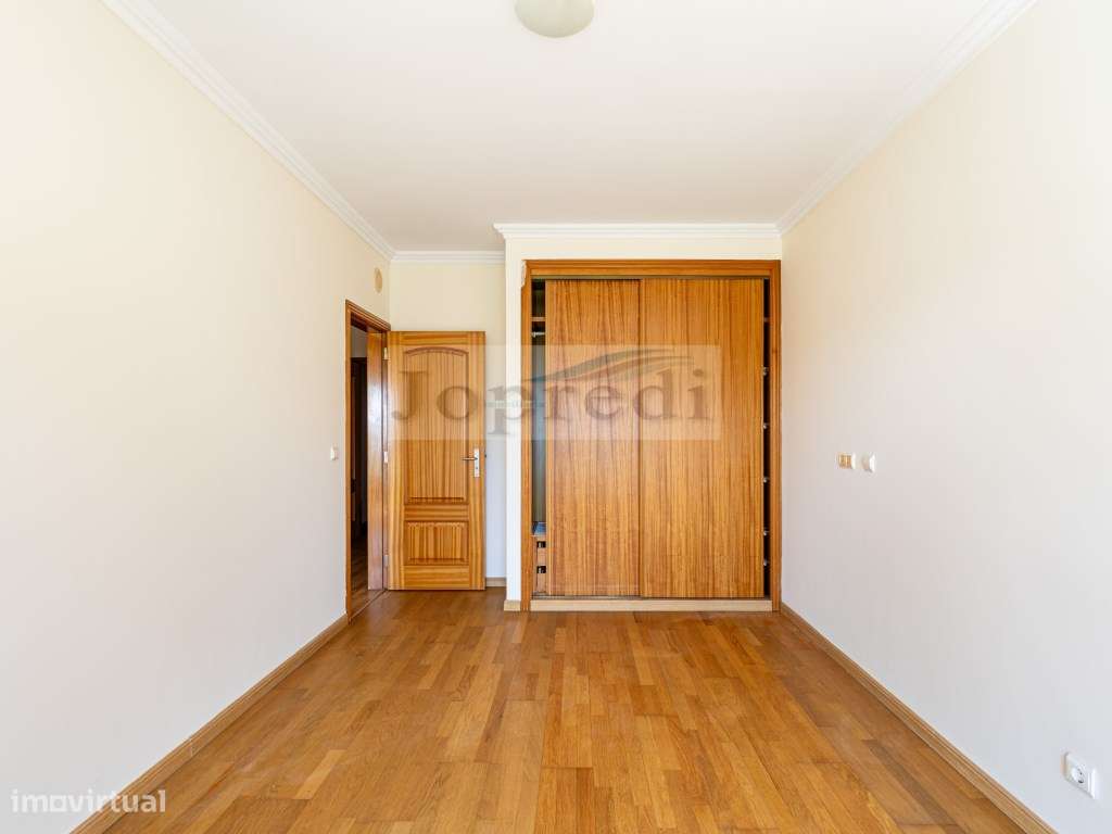 Apartamento T3 com 2 garagens em Box e 1 arrecadação-25