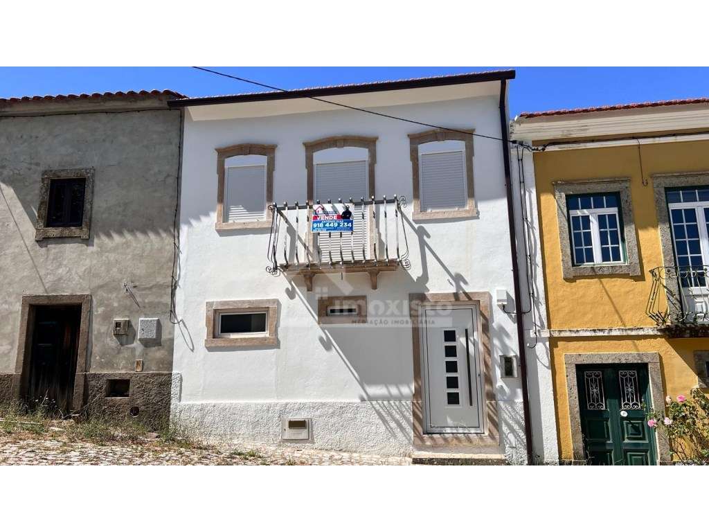 Moradia T2+1 Renovada com Logradouro em Castanheira de Pêra-0