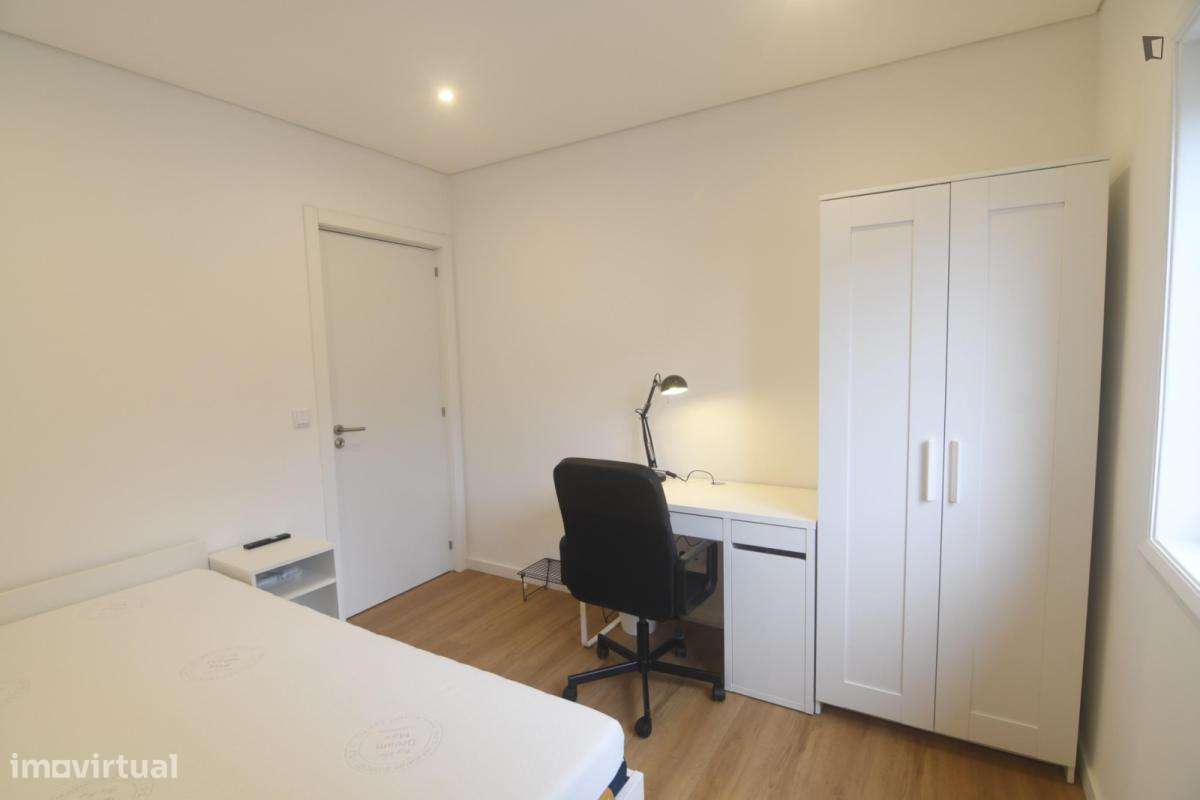 Quarto - localizado em Mafamude Porto - Grande imagem: 3/10