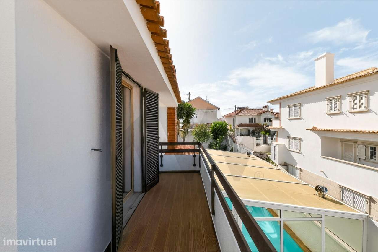 Moradia T4+1 com Piscina Coberta, Jardim e Churrasqueira em Alcoitão,-27