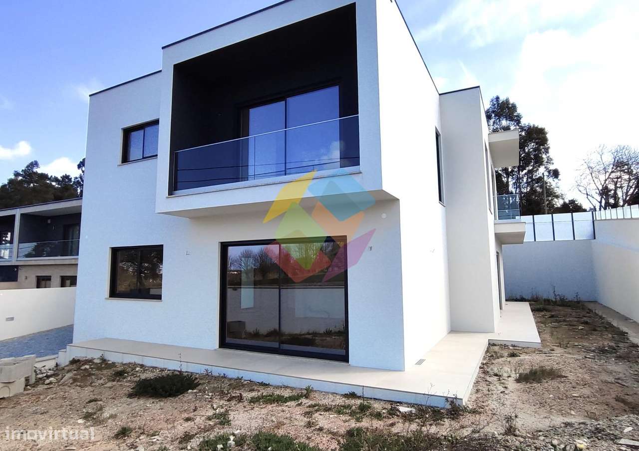 Magnífica Moradia T3 +1 em Stª. Maria da Feira-0