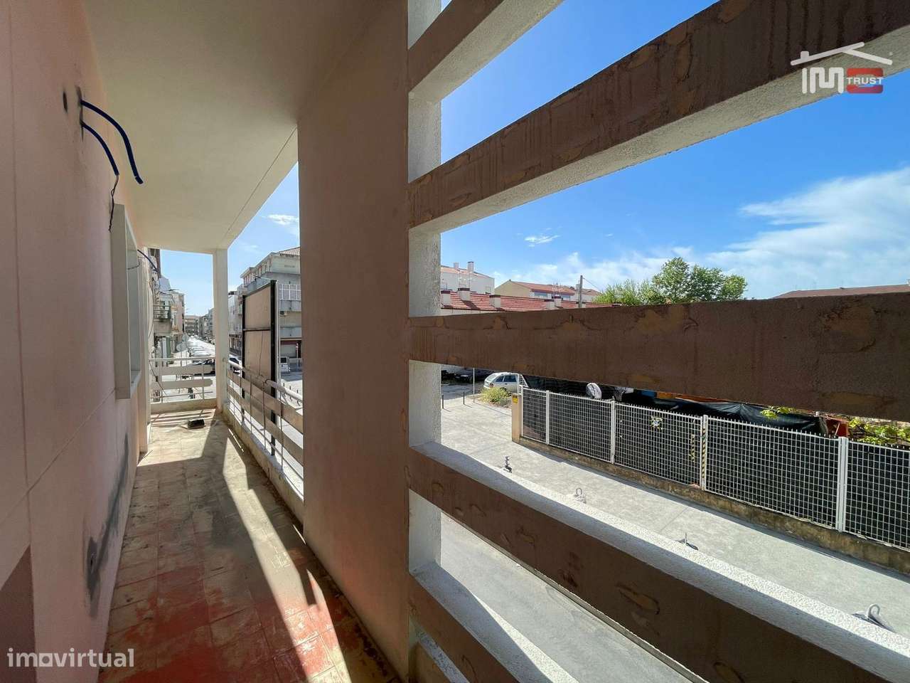 T3 Totalmente Remodelado com Suite e Varanda no Alto do Seixalinho-7