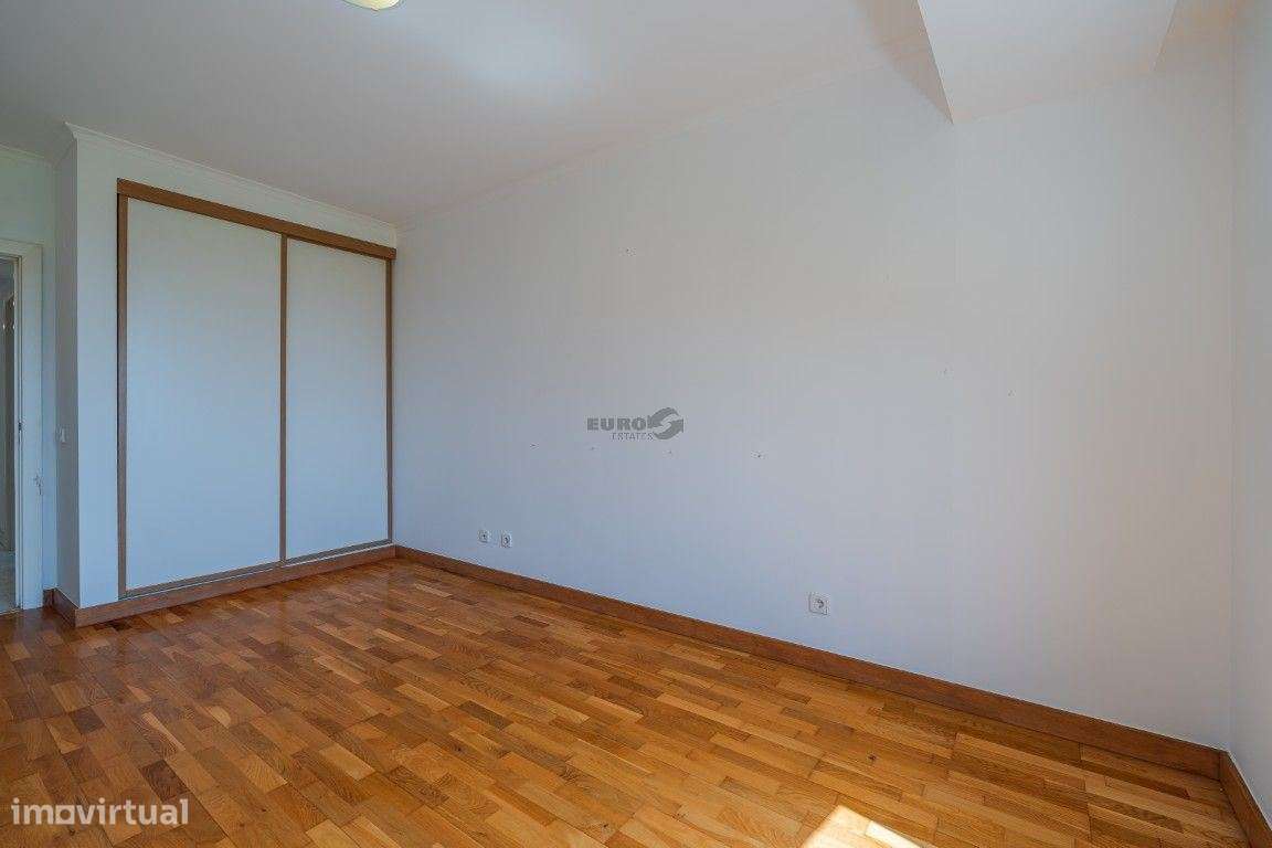 Elegante T1 com Vista Mar no Condomínio Britânia, Jardins e Piscina-7