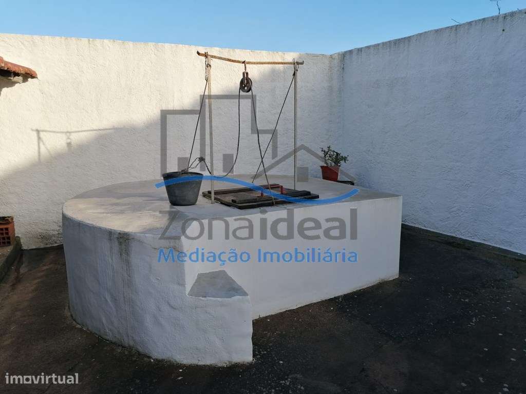 Moradia com dois pisos, nove divisões, anexos, garagem e logradouro...-24