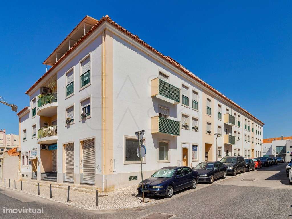 Apartamento com 3 assoalhadas, parqueamento e arrecadação no Bairro...-0