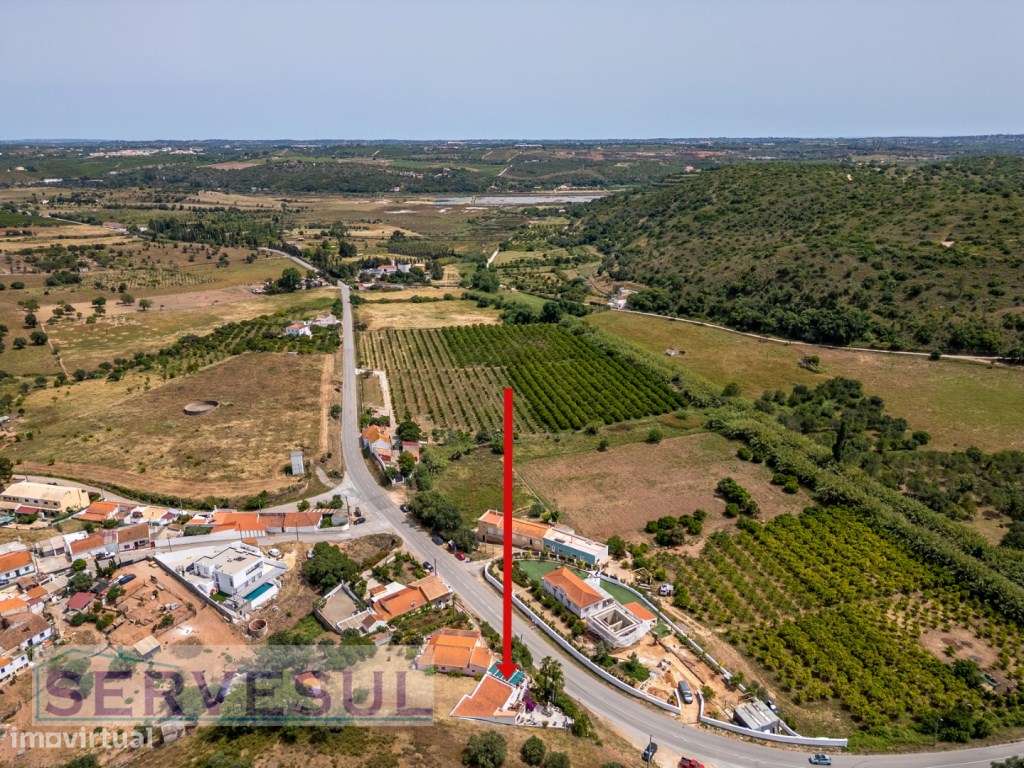 Charmosa moradia de 2 quartos de 121 m², inserida num terreno com 2...-24