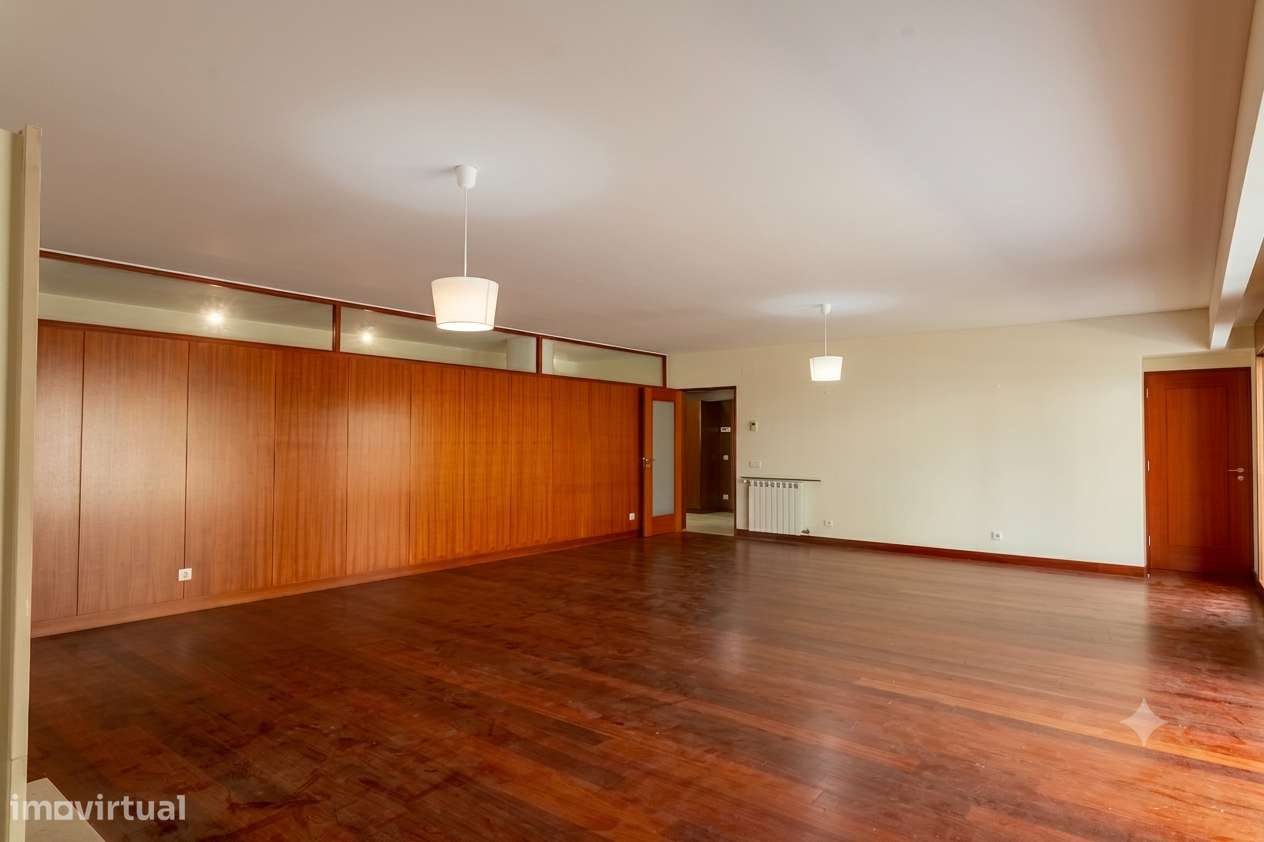 Apartamento T5 com 4 casas de banho e garagem-17