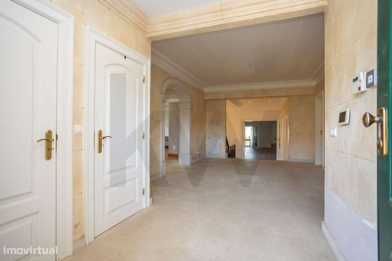 Moradia T5 com 1062mtrs de terreno no centro da Charneca de Caparica - Grande imagem: 3/60