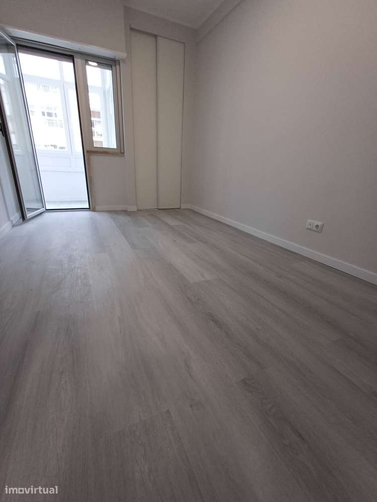 Apartamento T2 renovado, com arrecadação e a 2 km da praia-18