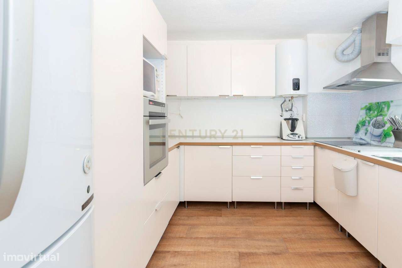 Prédio com dois apartamentos T1 em propriedade horizontal em Almada Ve-7