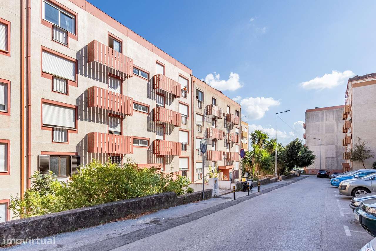 Apartamento T2 com vista desafogada em Santo António dos Cavaleiros-17