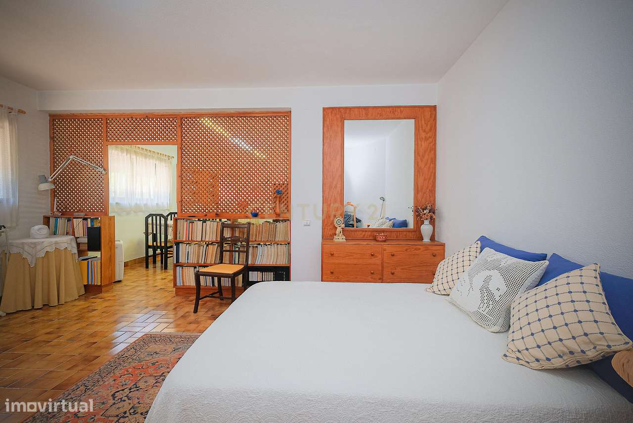 Moradia T5 em Carcavelos — Espaço, Conforto e Localização Privilegiada-34