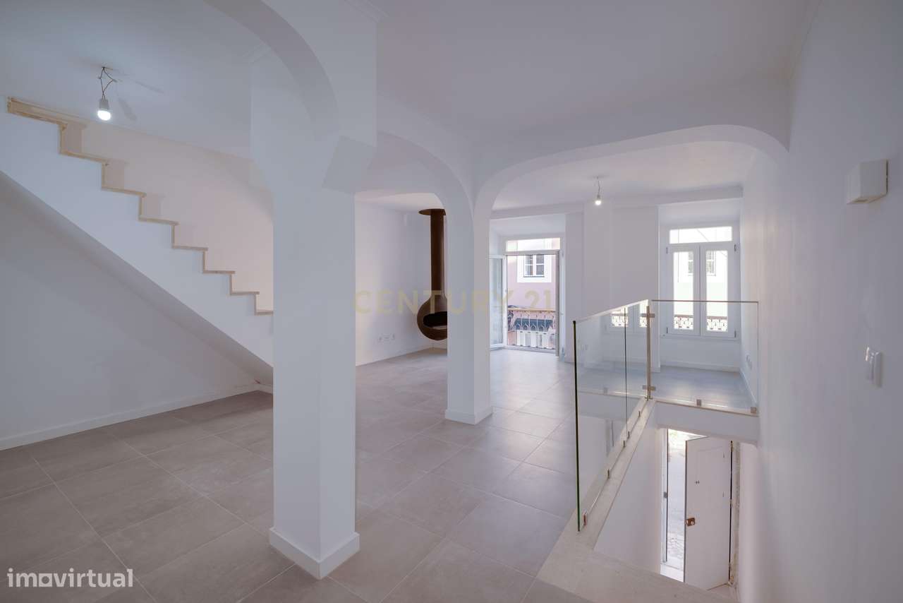 Prédio c/ 2 apartamentos (T1 e T2) com Pátio e Terraço - Centro Histór-36