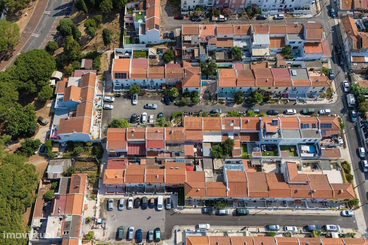Moradia T3 com Quintal e Alto Potencial no Caramão da Ajuda, Lisboa-23