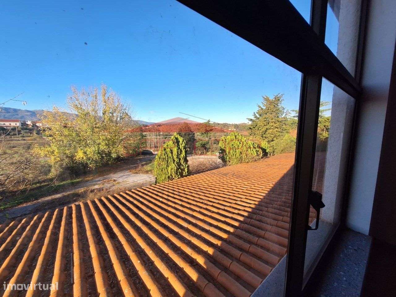 Moradia T4 com garagem e lareira perto das montanhas-10