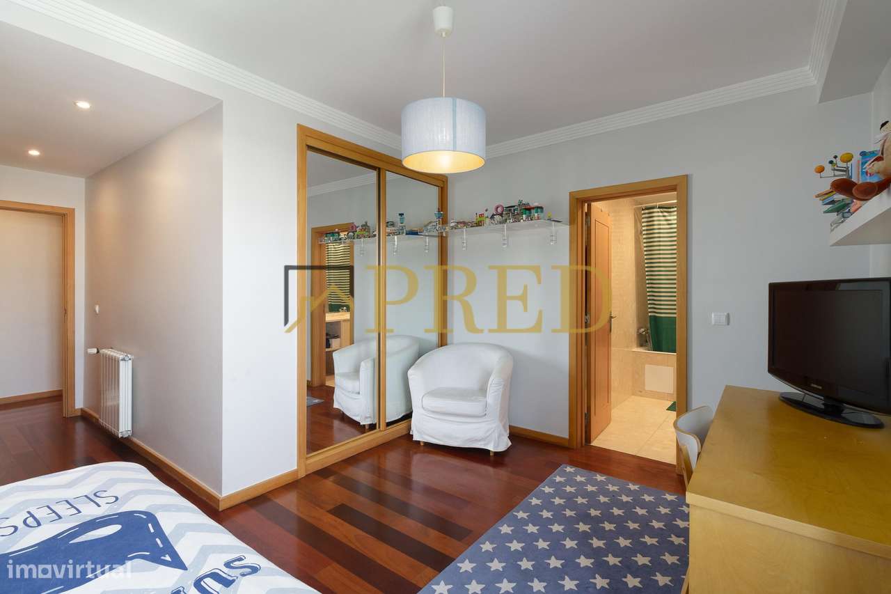 Apartamento T5, inserido no condomínio fechado 'Edifício Plaza'-29