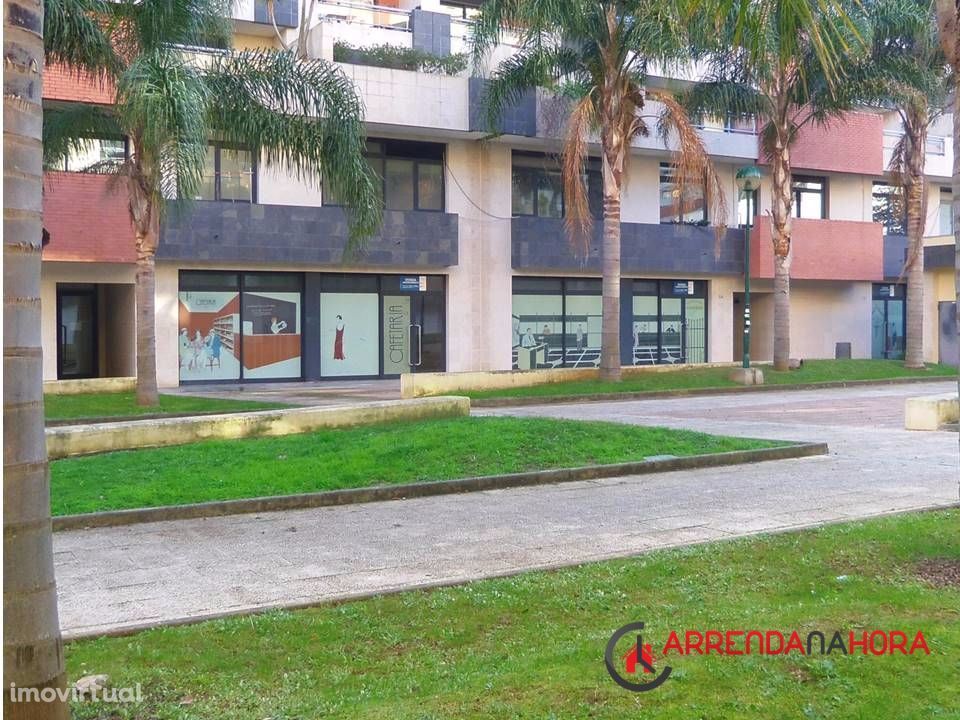 Loja com 132 m2 na Quinta de Santo António - Miraflores