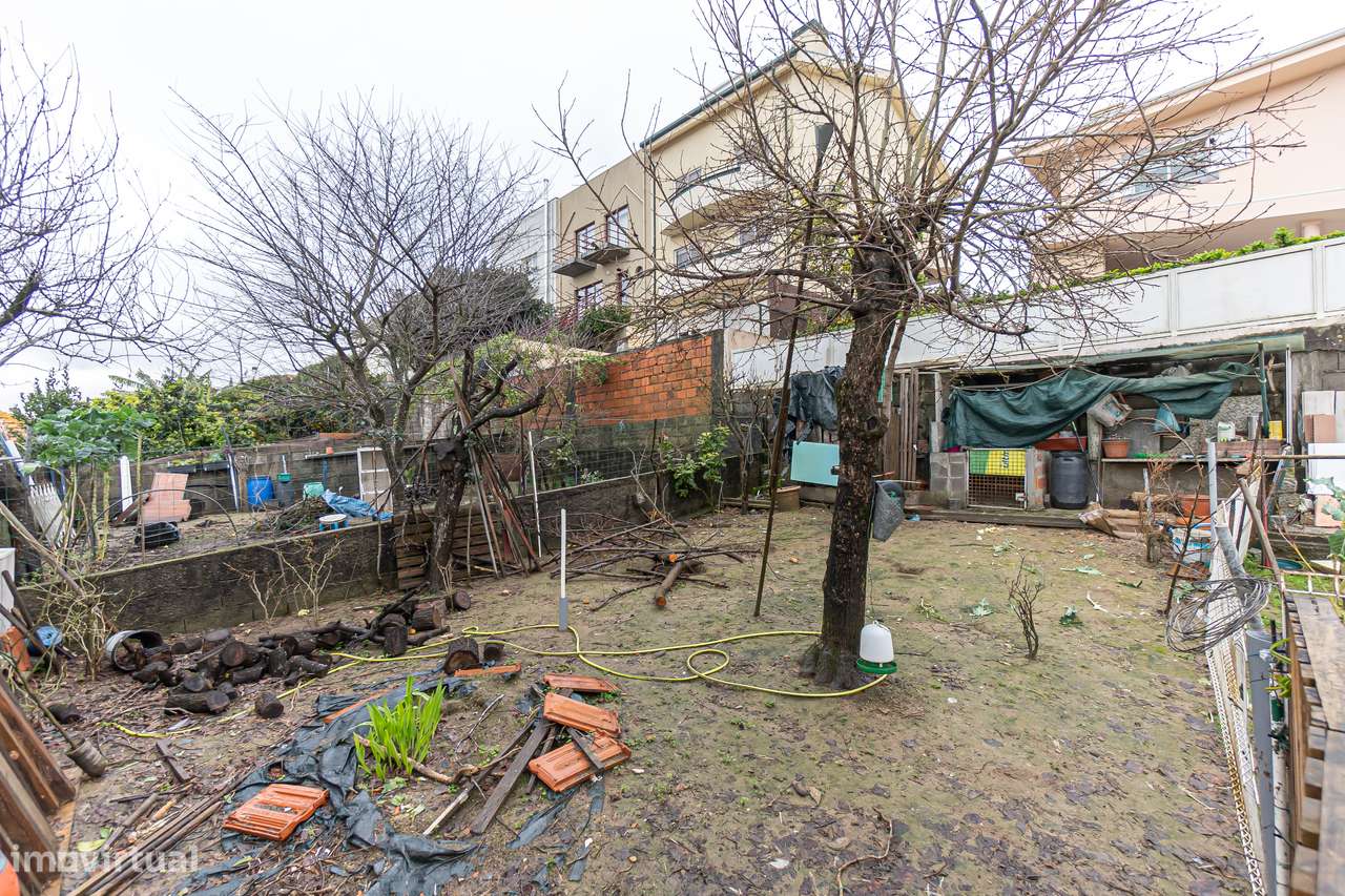 Moradia T4+1 renovada com anexo e jardim em Canidelo-32