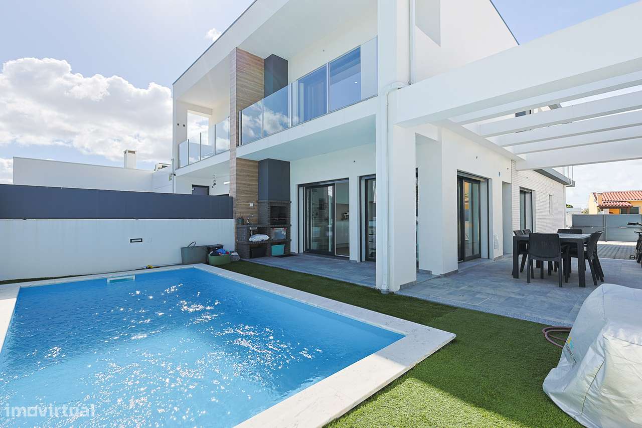 Moradia geminada T4 com 2 Suítes e Piscina - Grande imagem: 4/55