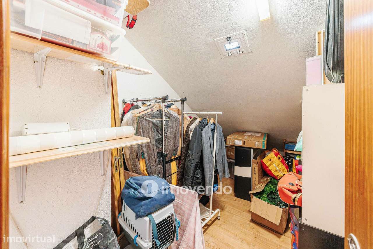 Apartamento T3, com estacionamento e arrecadação, na Ramada-46