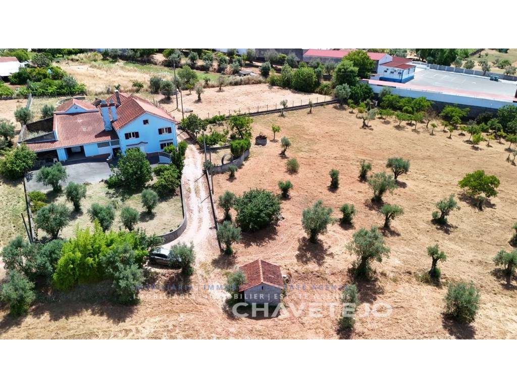 Quintinha T4 com Amplas zona para Oficinas, Terreno Plano e Enorme ...-8