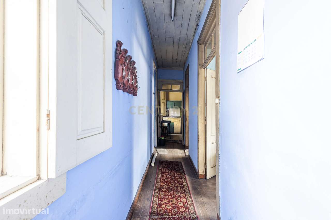 Prédio na Avenida Gago Coutinho, no centro do Marco de Canaveses - Grande imagem: 4/11