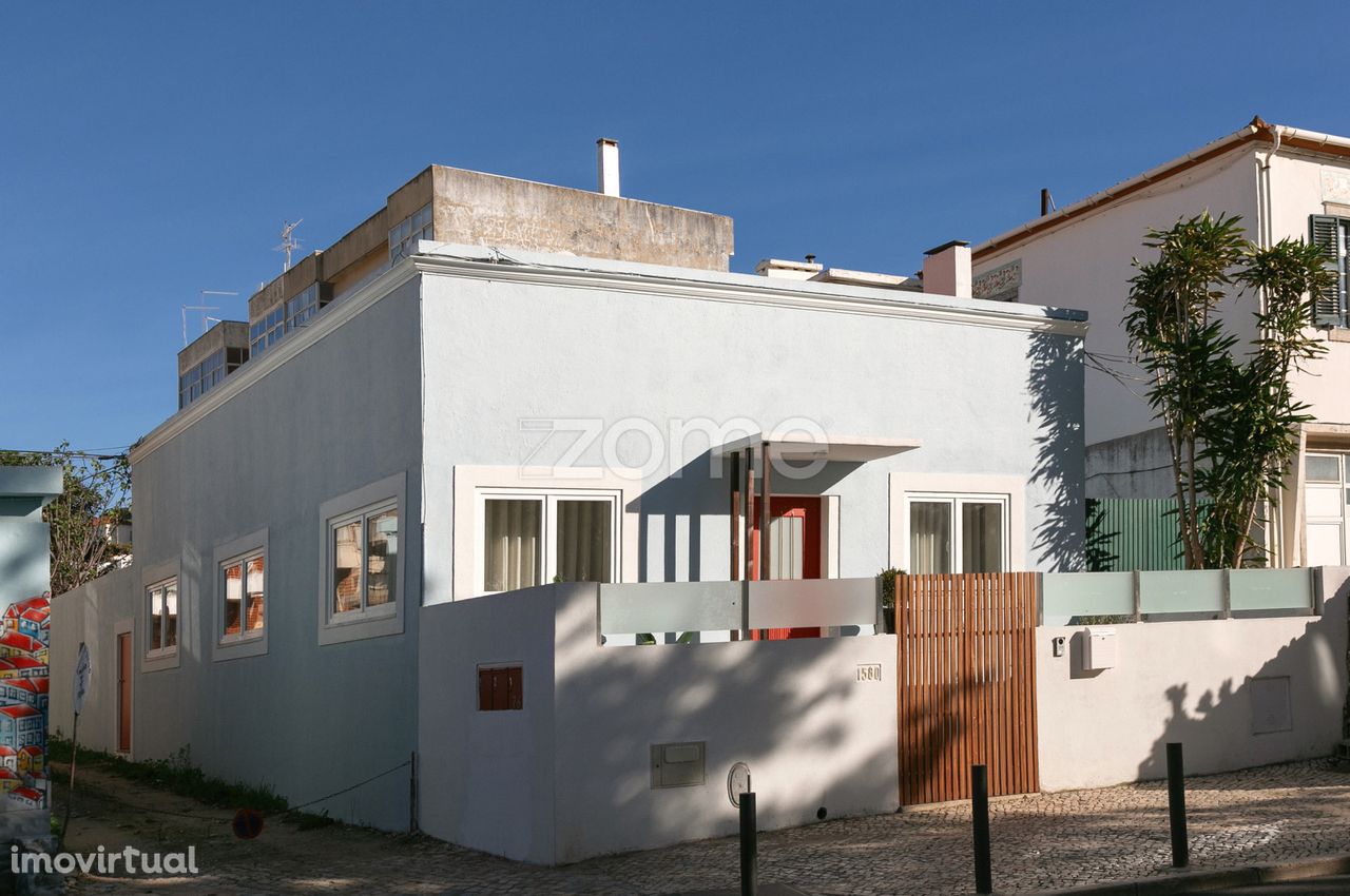 Moradia Térrea, com jardim e Piscina, no Centro da Parede