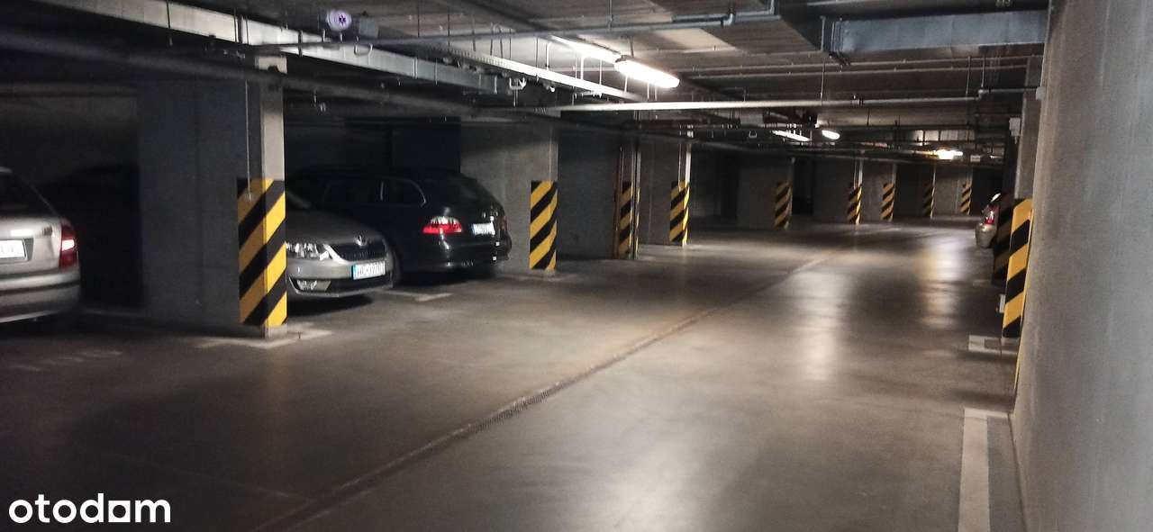 Miejsce garażowe w hali podziemnej pod blokiem ul. Włodarzewska 81