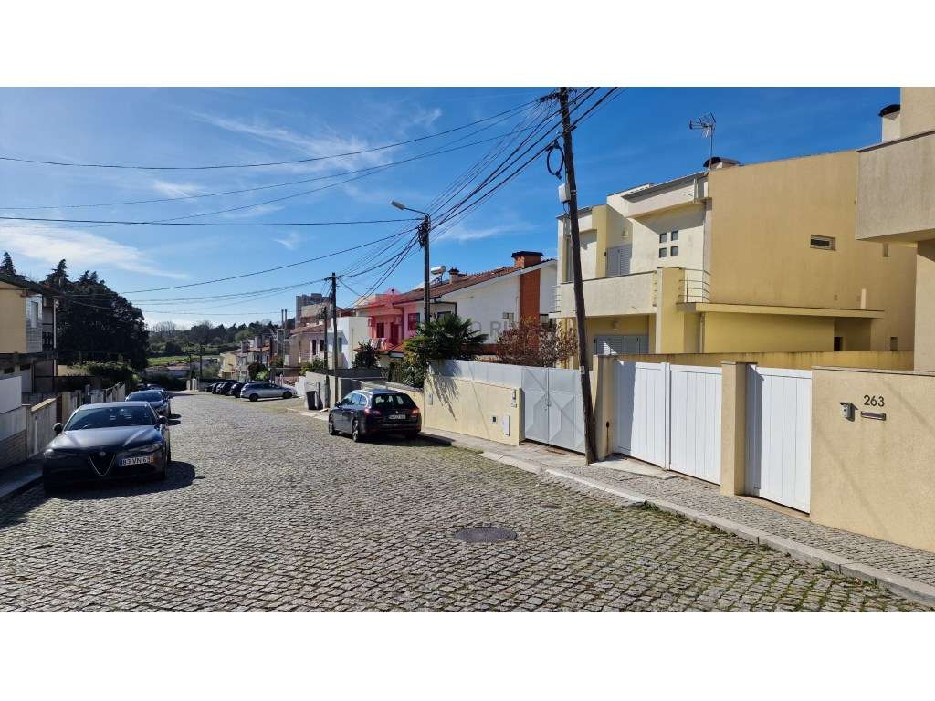 Terreno para construção de uma moradia de duas frentes em Moreira-1