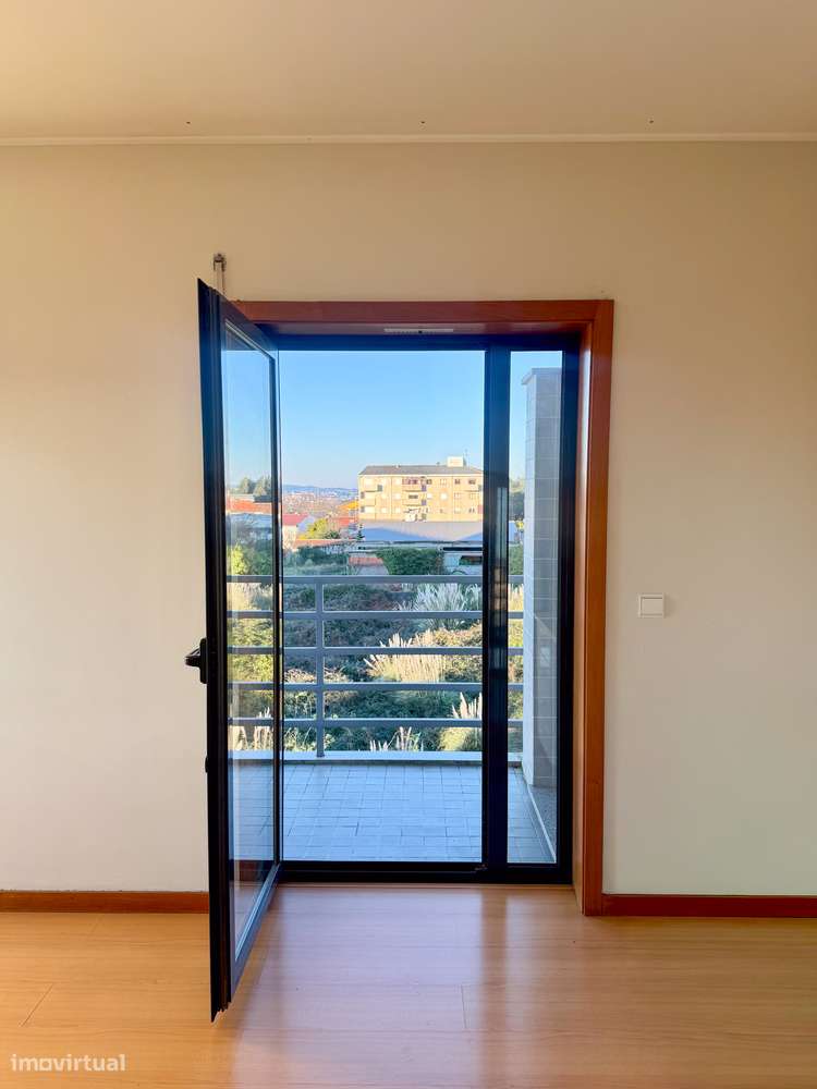 T1 ao lado Hospital S. João, c/ lugar de garagem e arrecadação fechada - Grande imagem: 4/23