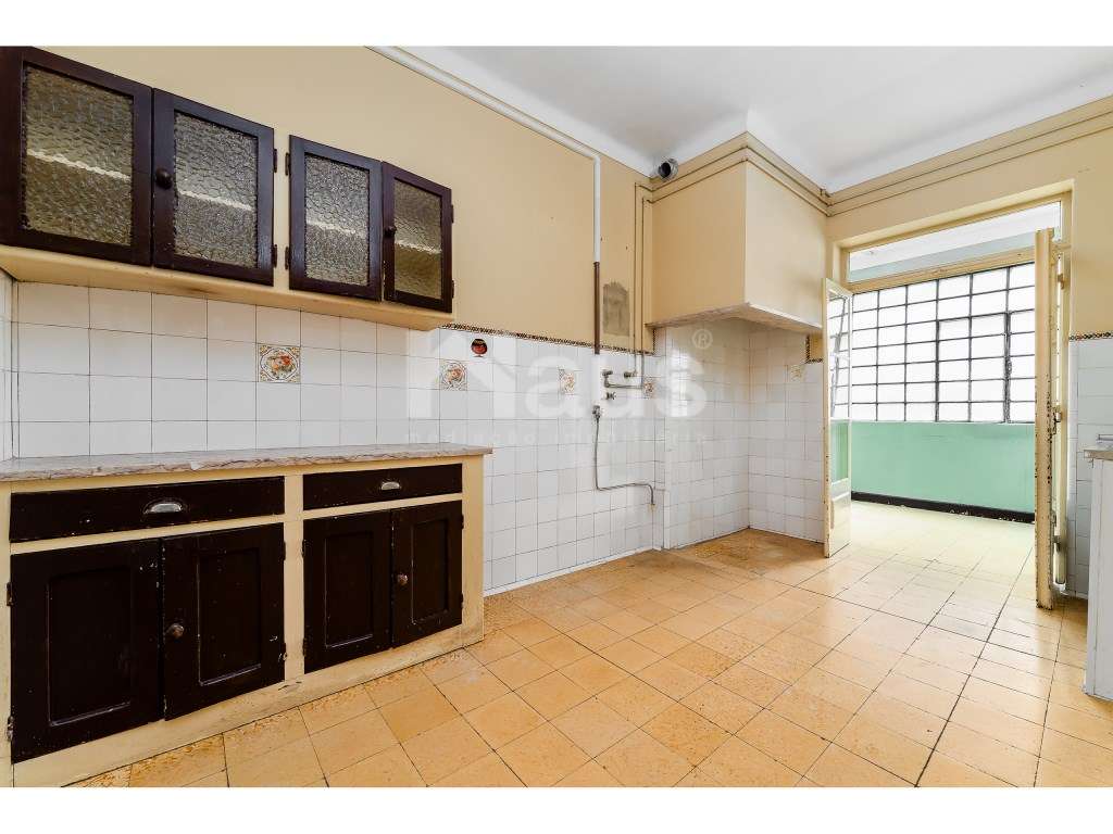 Apartamento T3 para remodelação com varanda no centro do Montijo - Grande imagem: 3/18