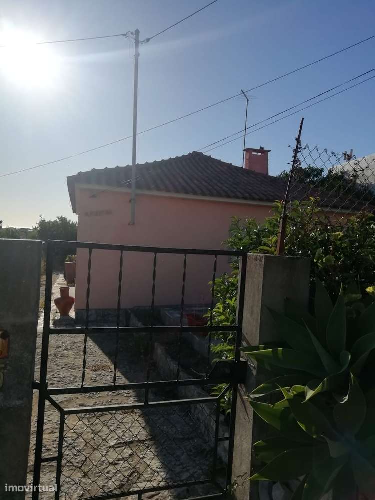 Moradia térrea para venda na Amoreira com muito potencial.-5