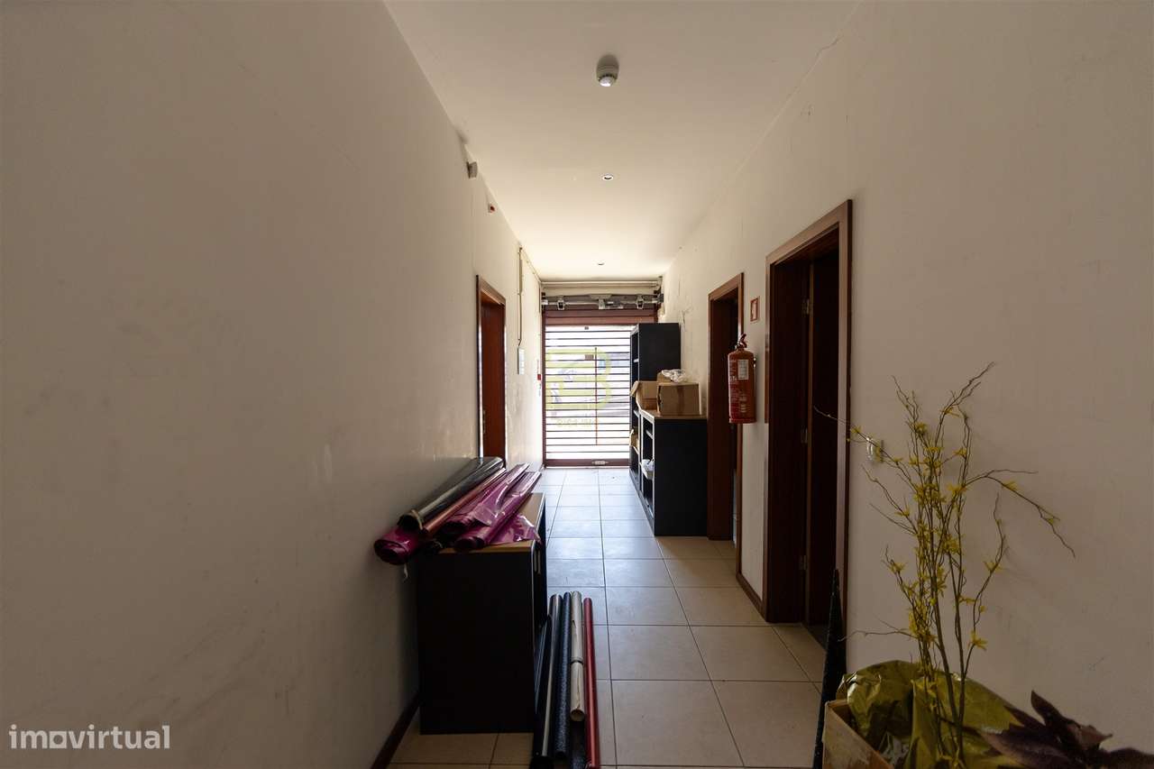 ARMAZÉM com 374m², para VENDA, na ZONA INDUSTRIAL de ERMESINDE-17