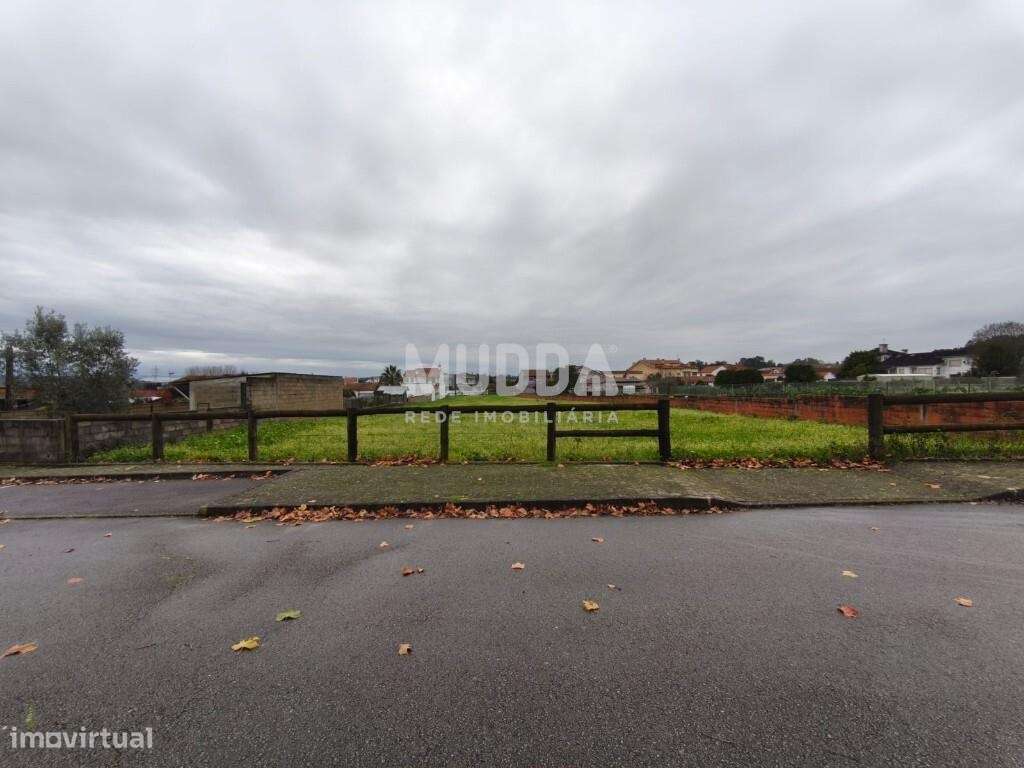 Terreno urbano destinado a construção, situado em  Eixo-7