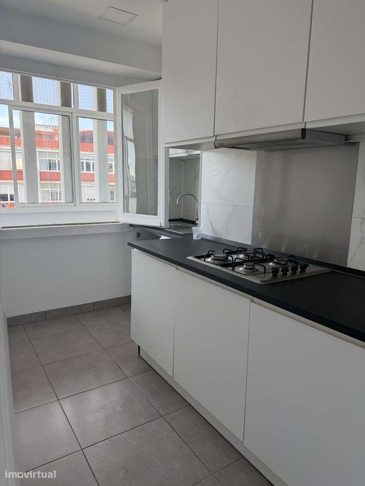 Apartamento T1 - Avenida das Forças Armadas - Grande imagem: 2/5