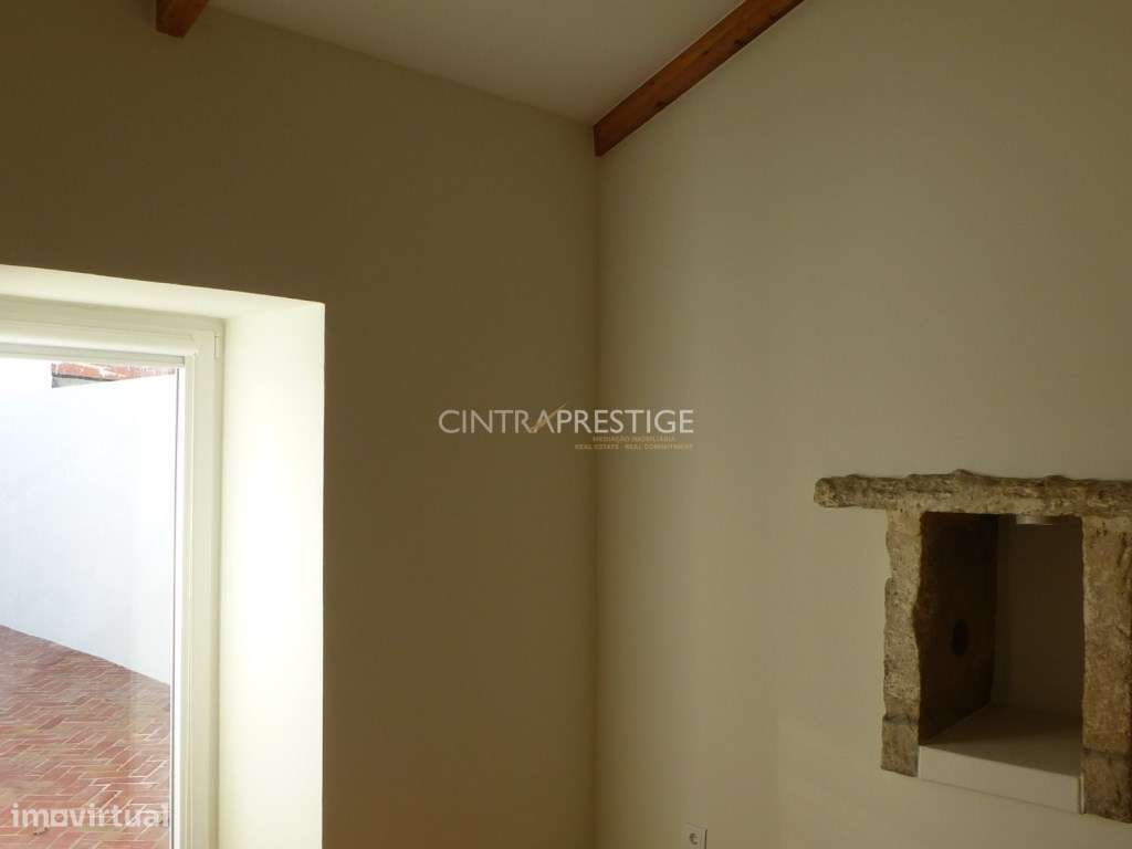 Moradia T2 totalmente recuperada em Almoçageme-16