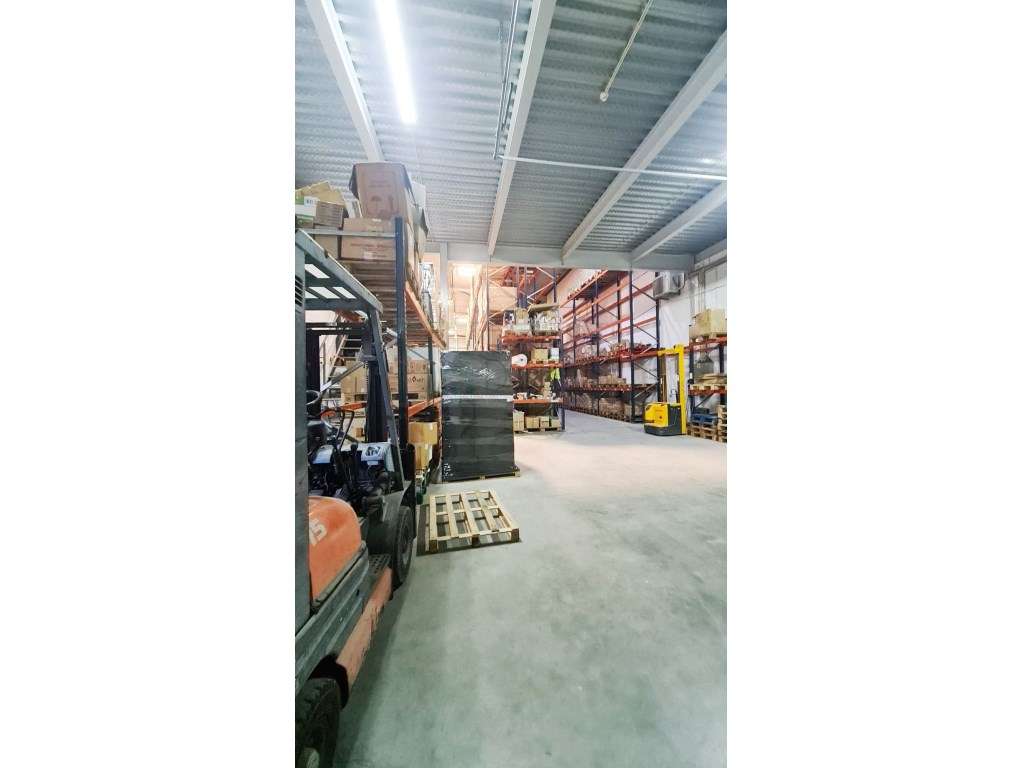 Amplo Armazém com escritórios na Nacional 10, Alverca do Ribatejo-44