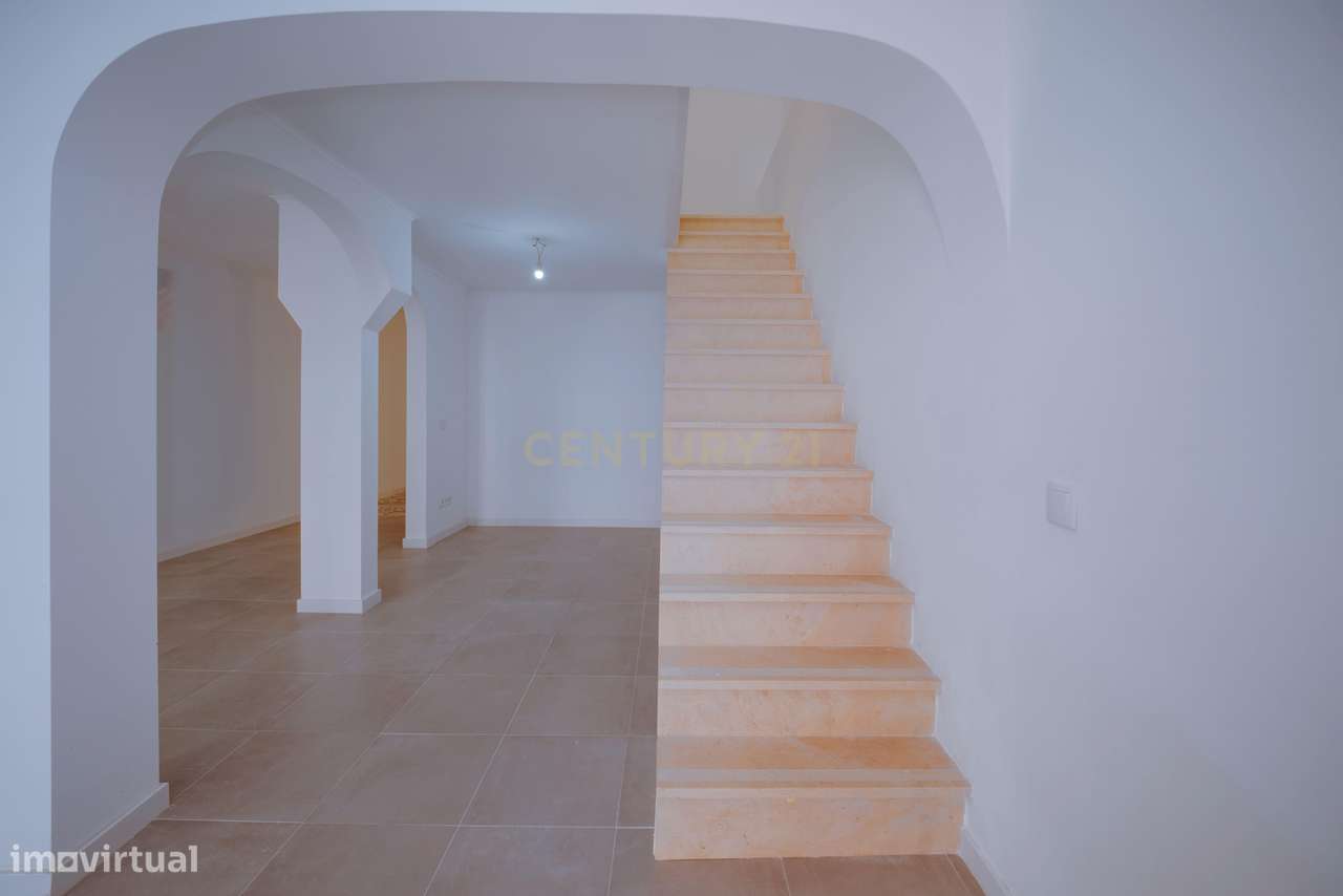 Prédio c/ 2 apartamentos (T1 e T2) com Pátio e Terraço - Centro Histór-41