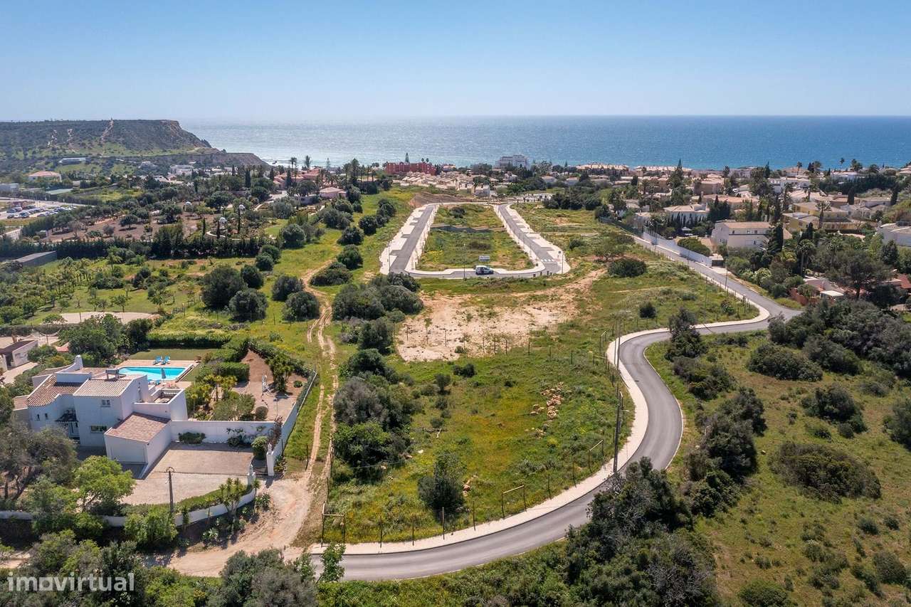 LOTE URBANO PARA VENDA, COM PROJECTO APROVADO DE UMA MORADIA,  NA PRAI - Grande imagem: 4/16