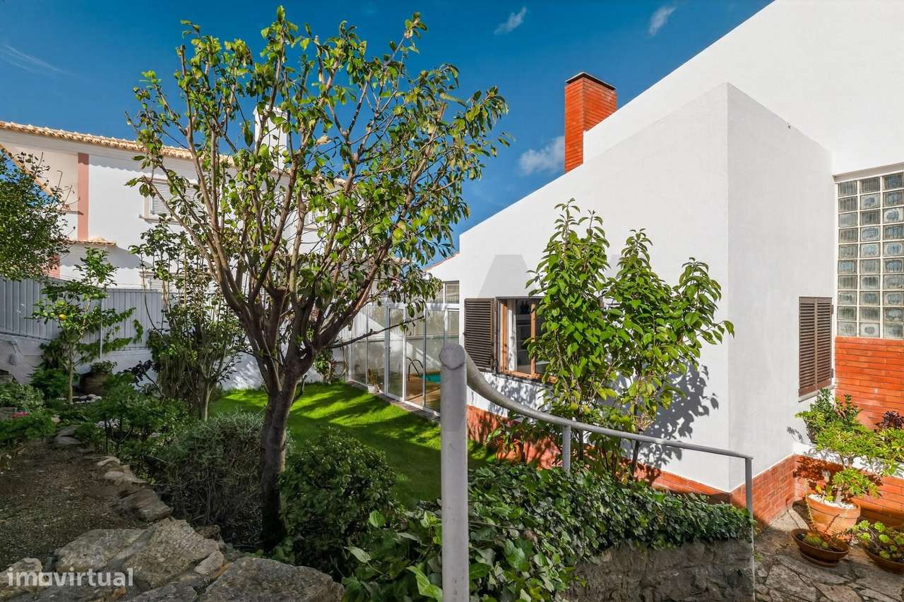 Moradia T4+1 com Piscina Coberta, Jardim e Churrasqueira em Alcoitão,-3