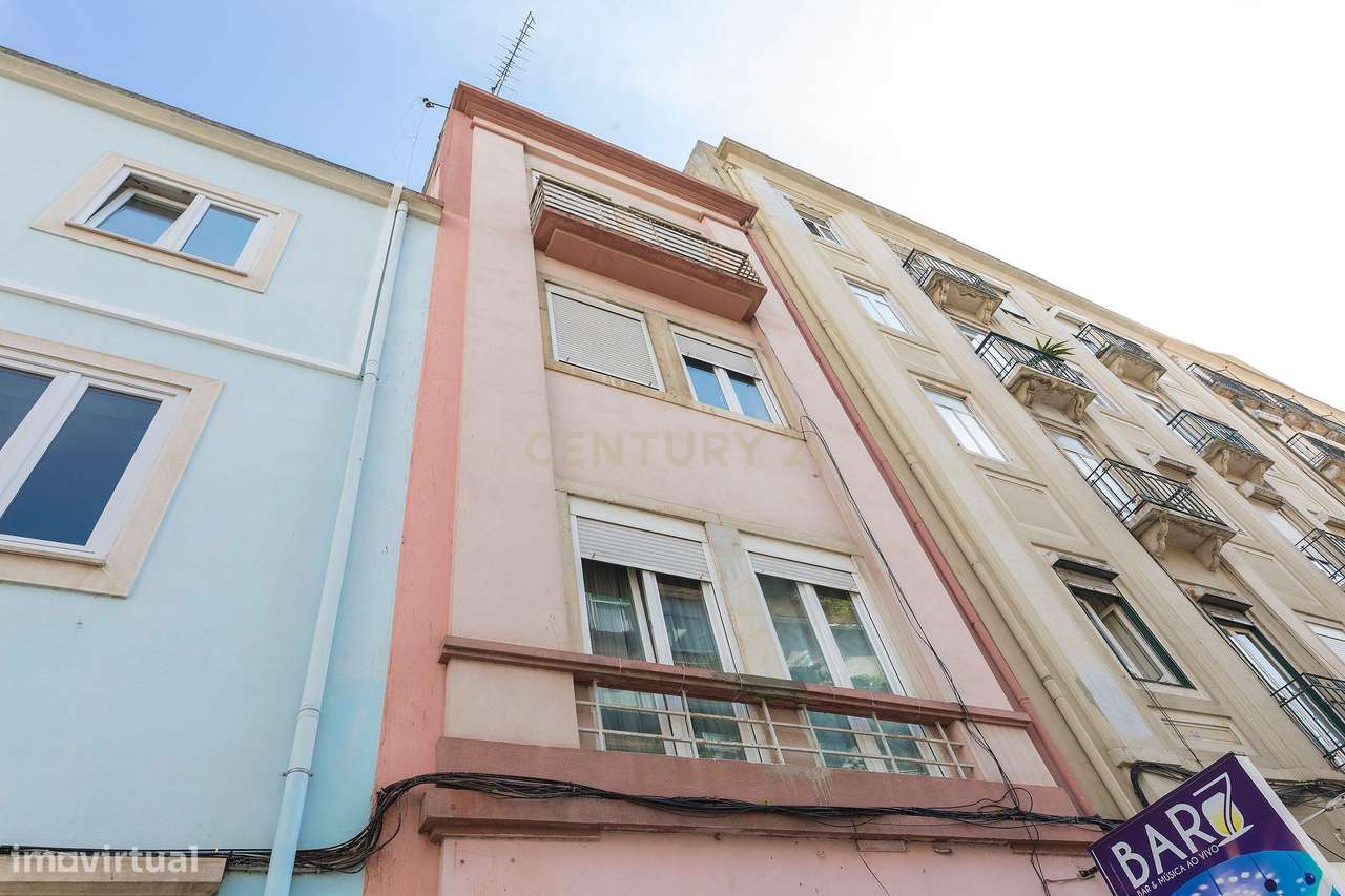 Prédio em propriedade Total | 3 Apartamentos T2+1 e Loja | Lisboa | A-1