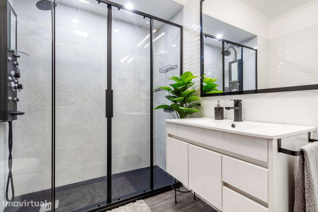 Apartamento T2 Remodelado c/ Lugar de Estacionamento em Mem Martins, S-30