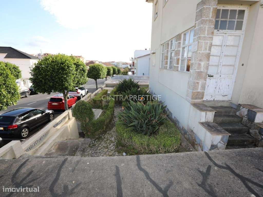 Moradia no Centro de Mafra com 2 Pisos e 2 Garagens.-32