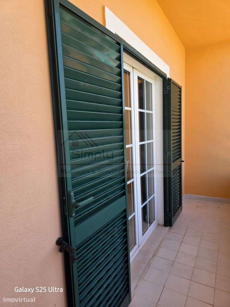 Moradia T4 com piscina e 900 m² de terreno na Quinta da Serralheira,-51